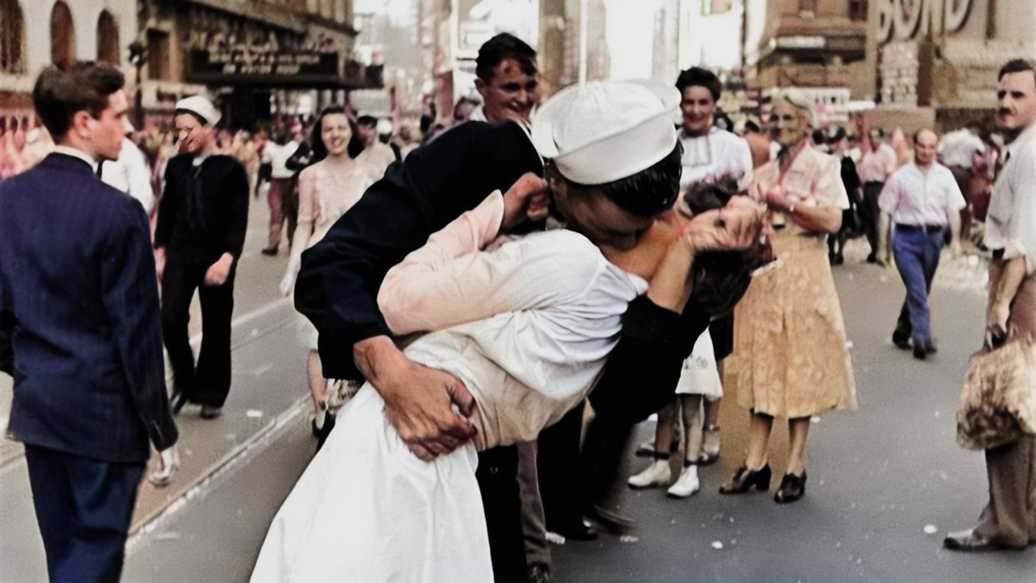 Eisenstaedt’s Legacy: How One Kiss Shaped Photographic History